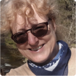 Lächelnde Frau mit Sonnenbrille im Freien – femfeel Nutzerin Moni teilt ihre Erfahrung.
