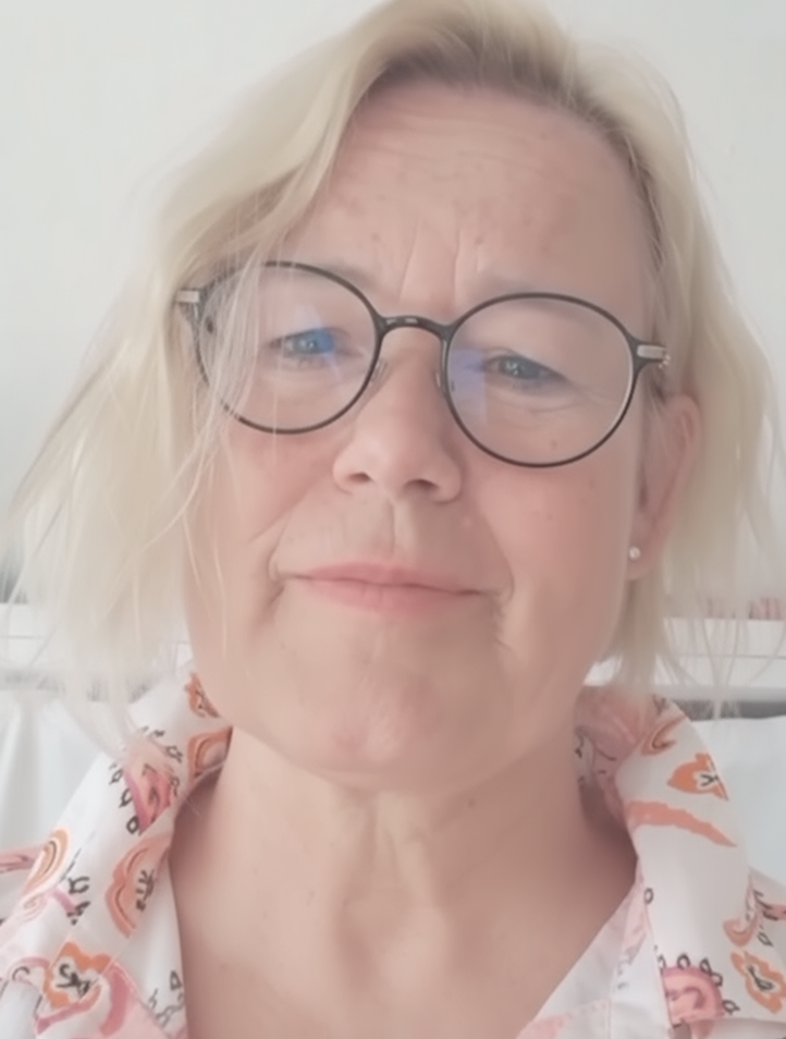 Frau mit Brille und blonden Haaren – femfeel Nutzerin Petra teilt ihre Erfahrung.