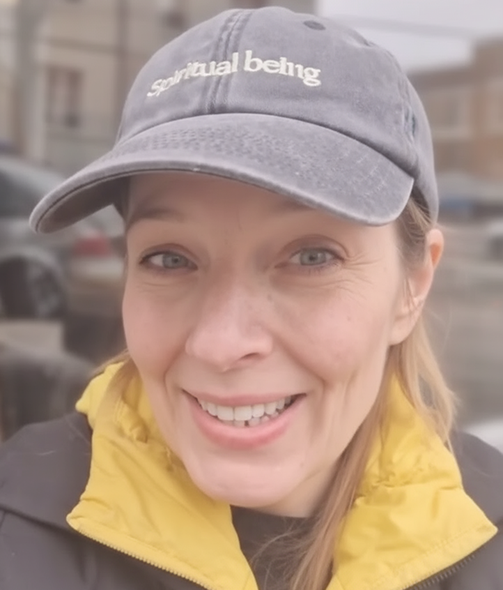 Lächelnde Frau mit Cap – femfeel Nutzerin Claudia teilt ihre Erfahrung.